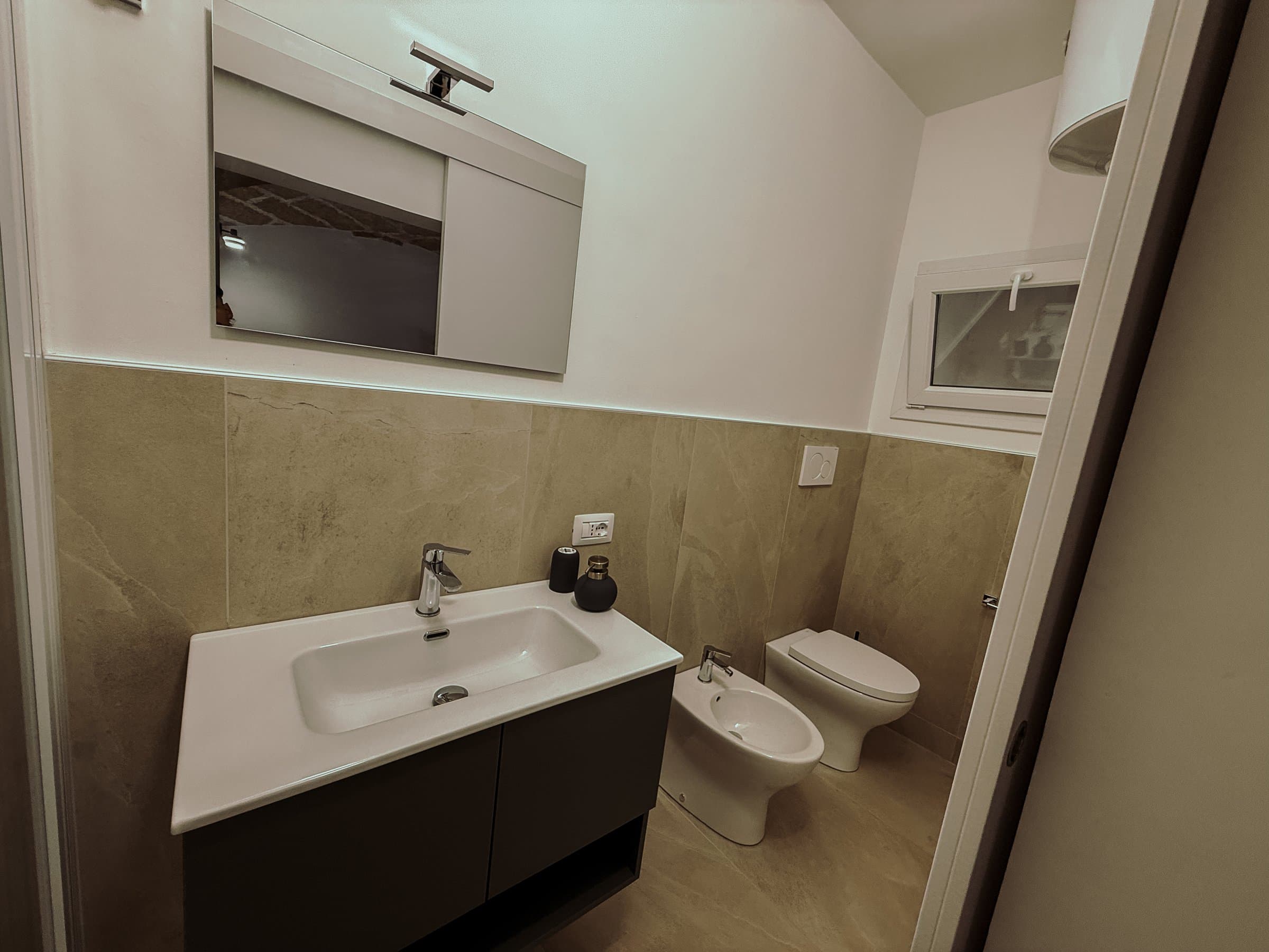 Bagno con bidet, WC e finestra