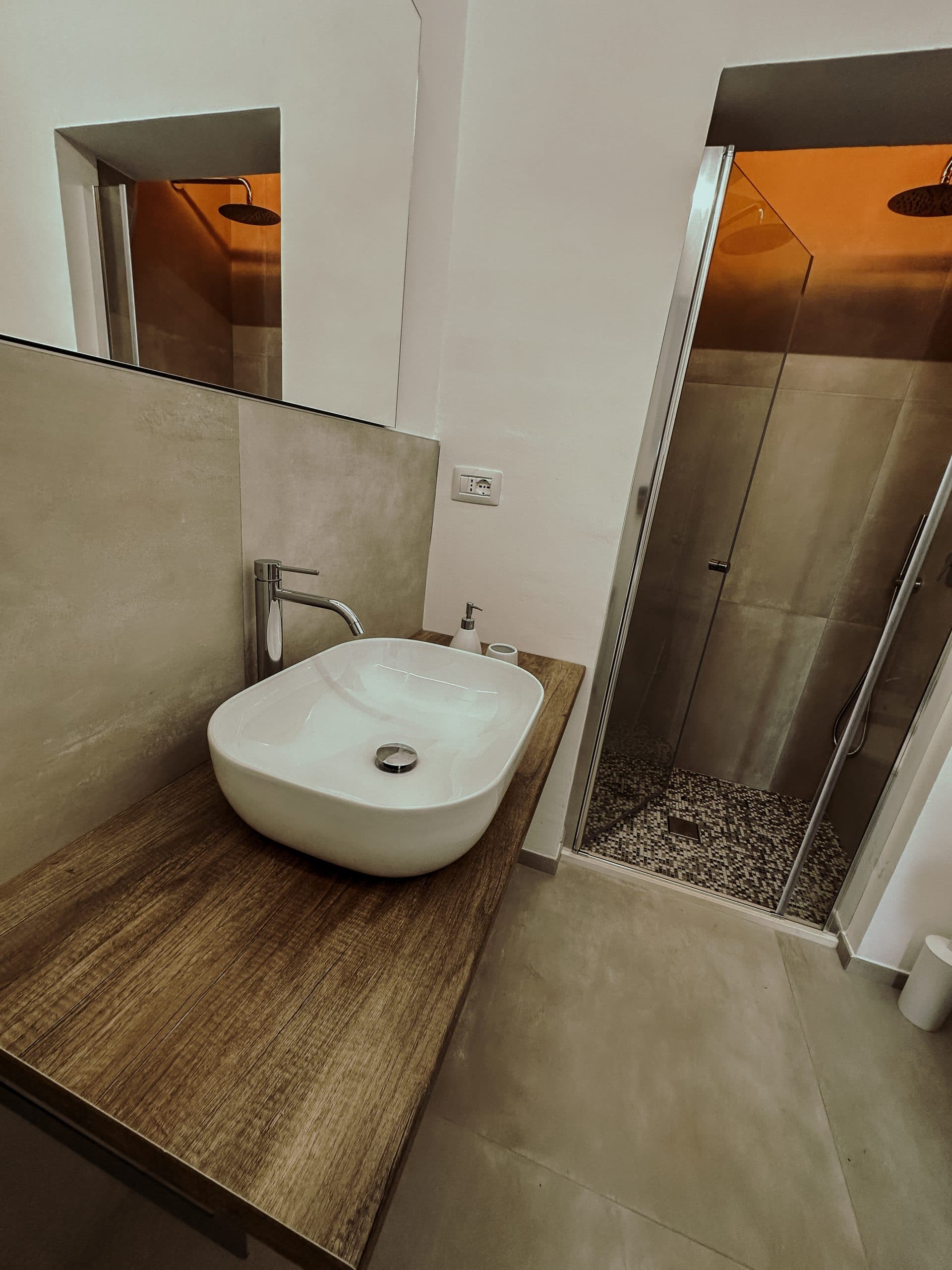 Bagno privato con lavabo in legno