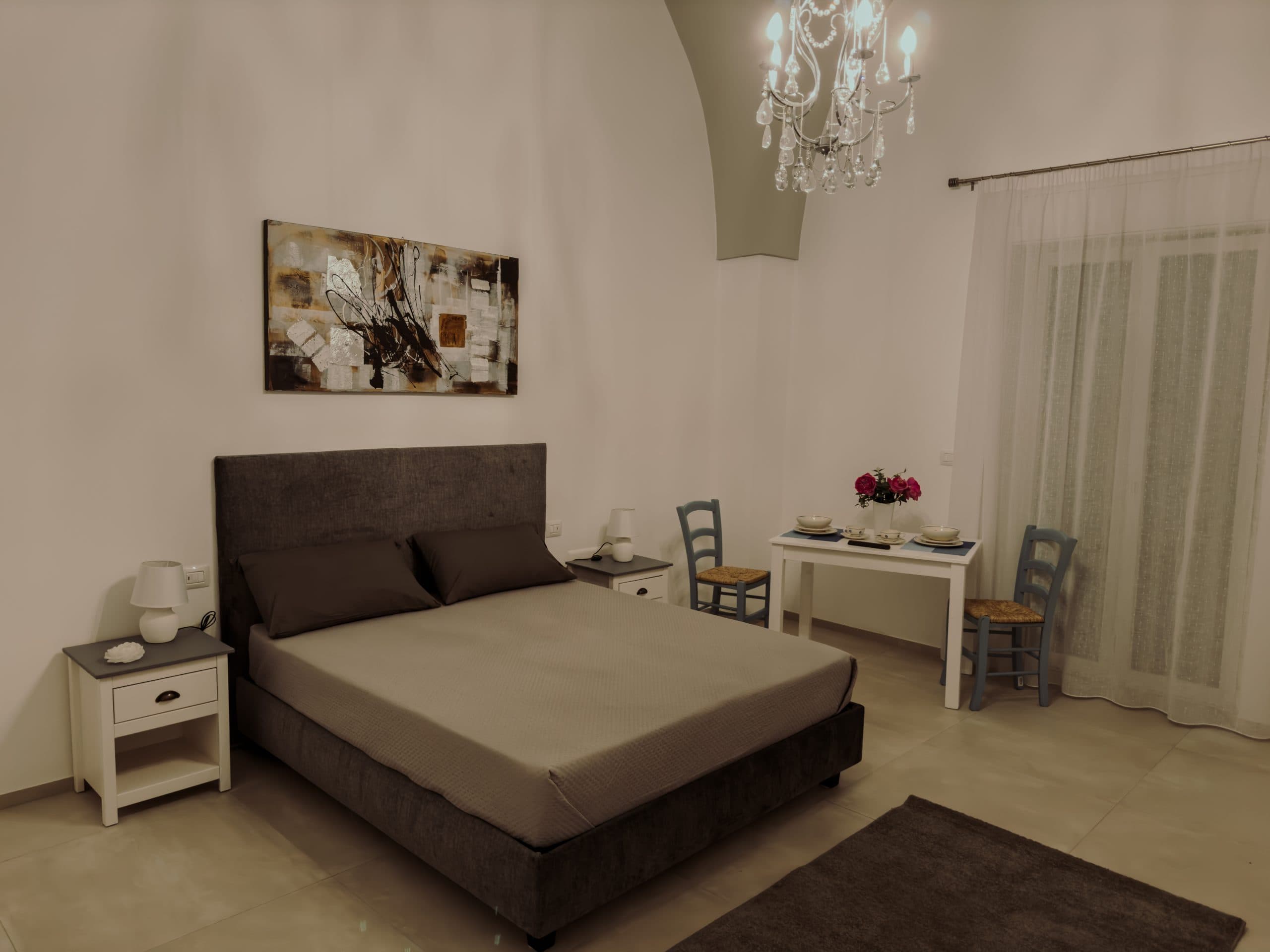 Room with vaulted ceiling and chandelier, Soffio Del Salento